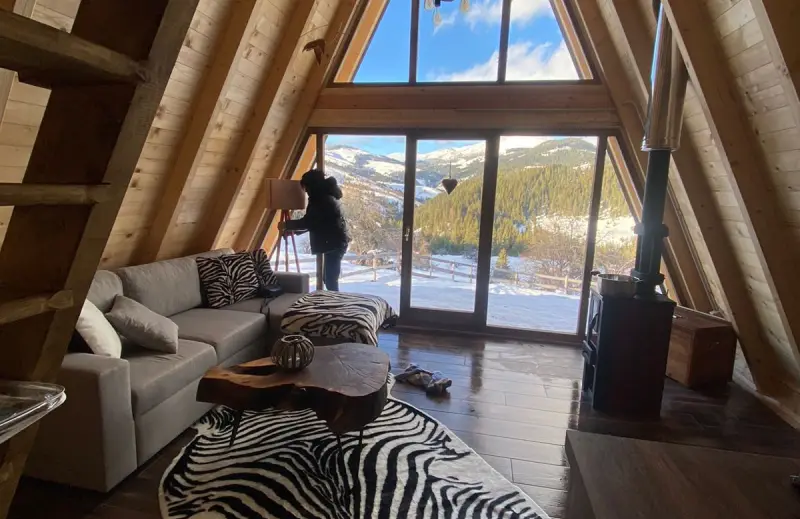 A-frame enterijer sa kaminom