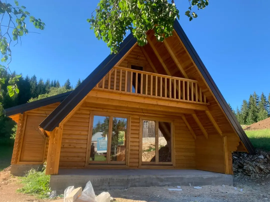 Zabat A-frame kuće sa drvenim balkonom i ostakljenim vratima