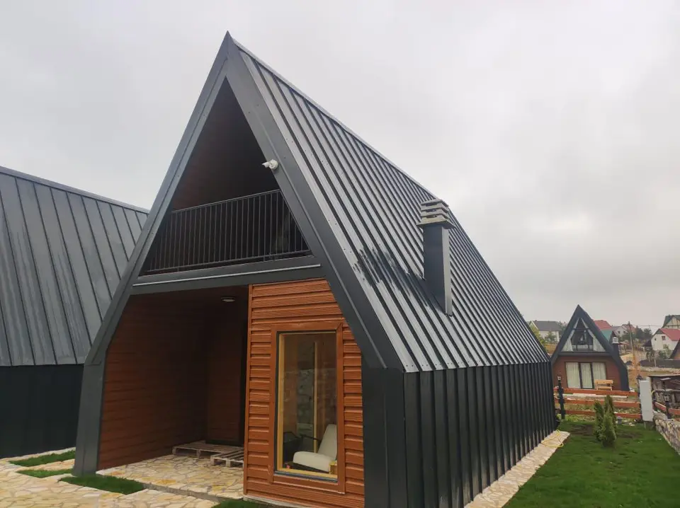 A-frame kuće sa crnim limom