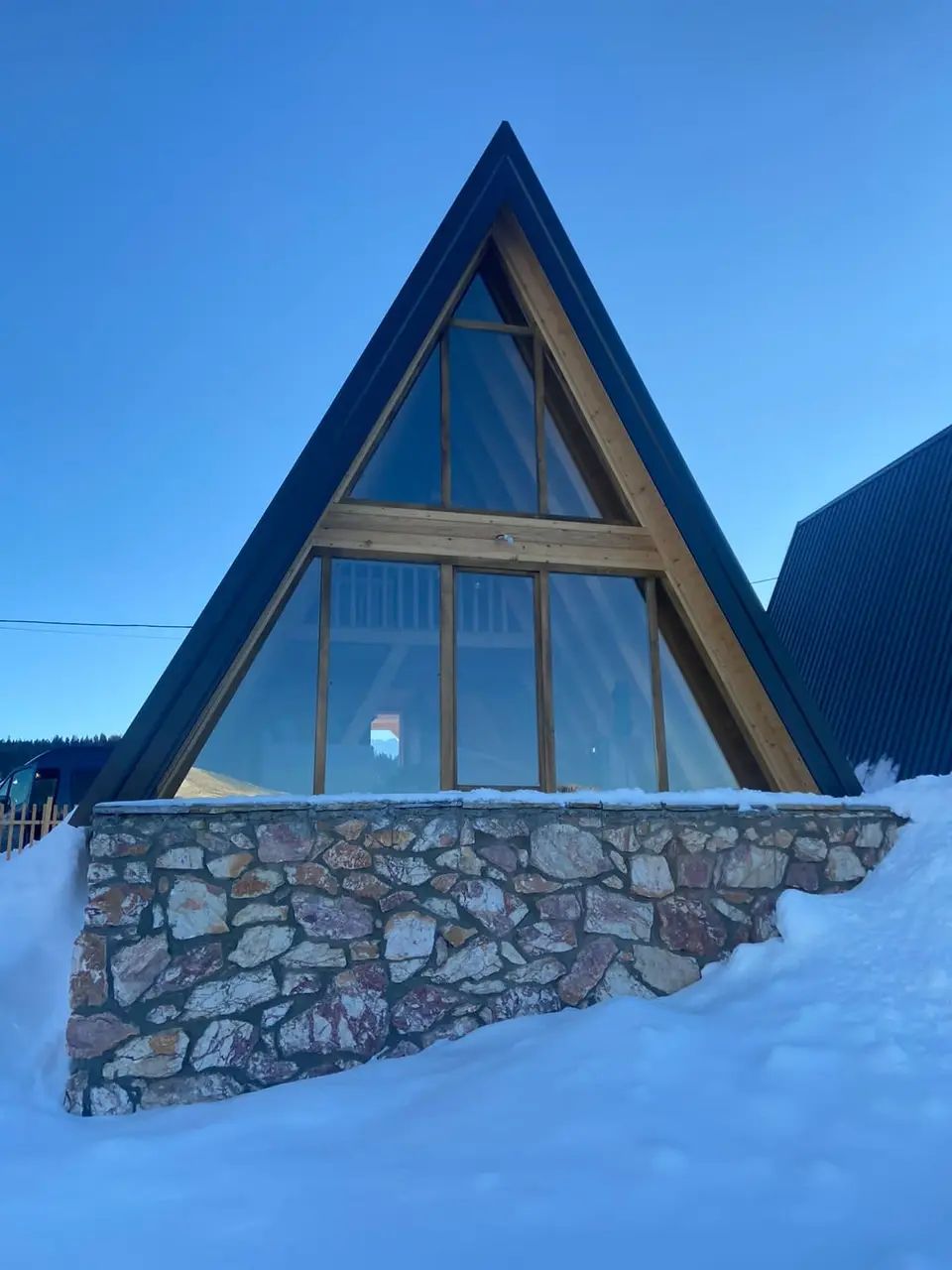 A-frame na kamenom podnožju