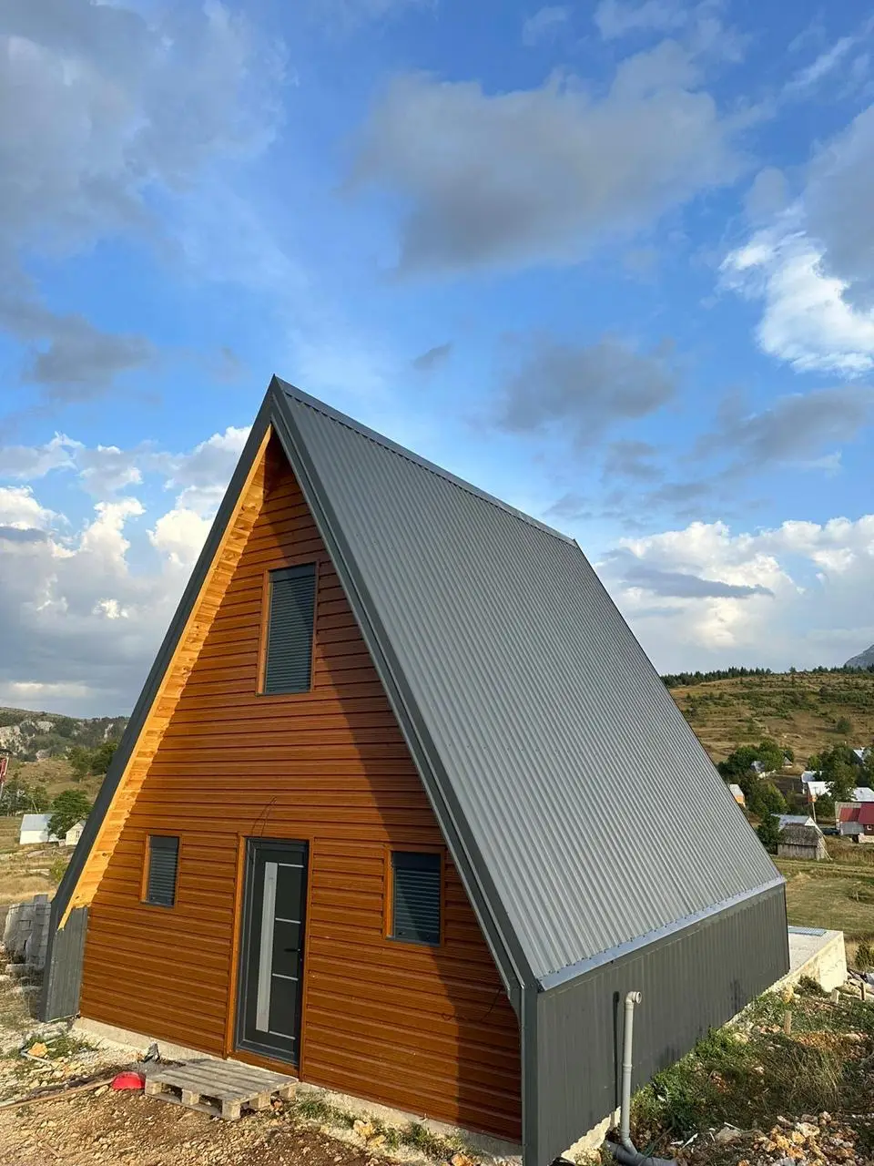 A-frame sa narandžastom drvenom oblogom
