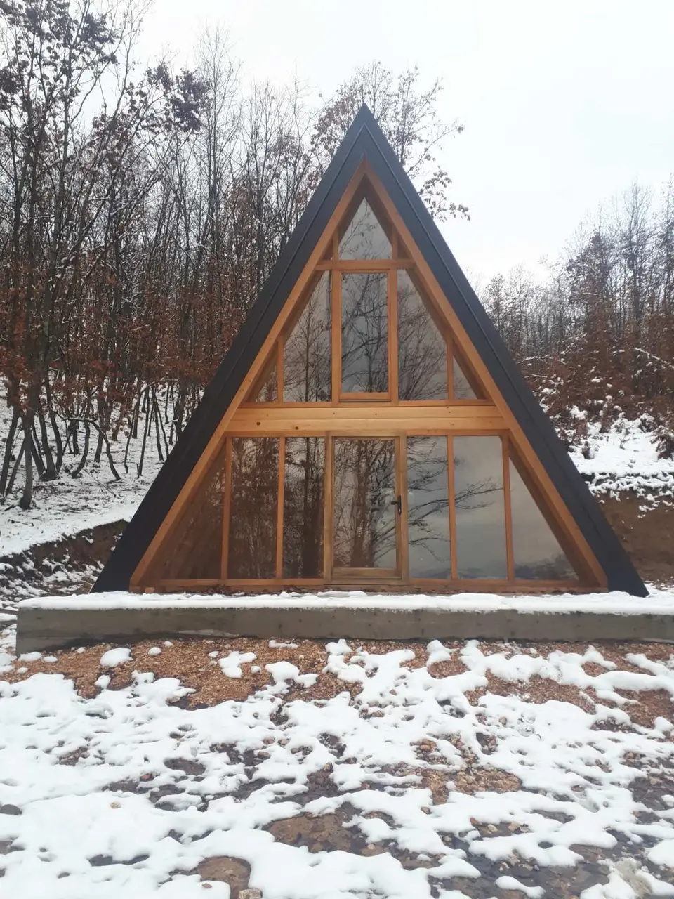 A-frame sa staklenim zabatom u snijegu