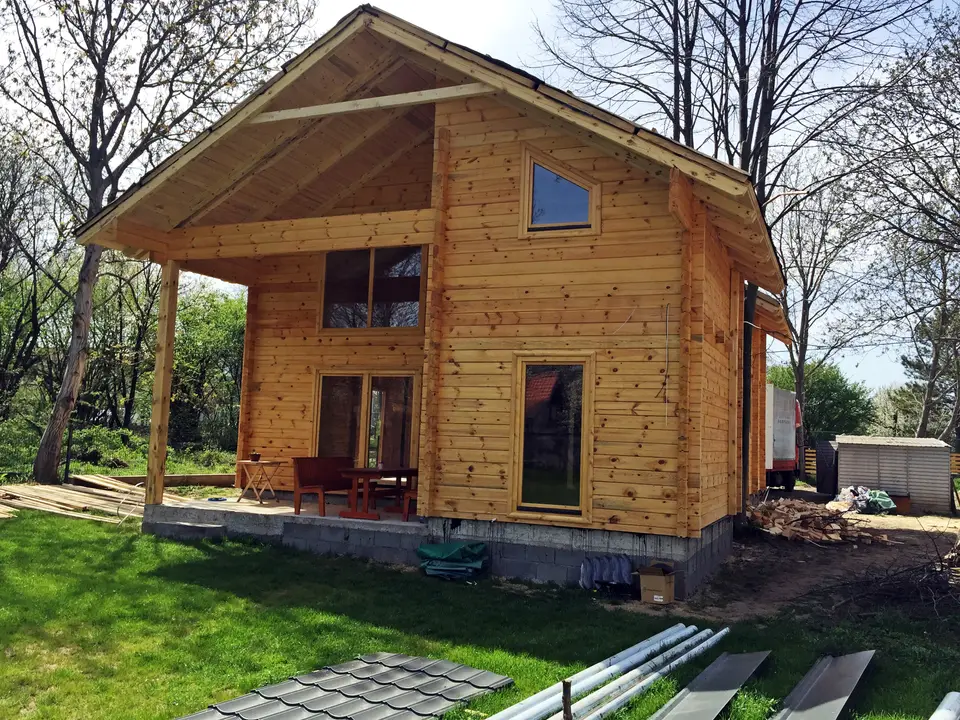 Brvnara na sprat sa bočnim trijemom