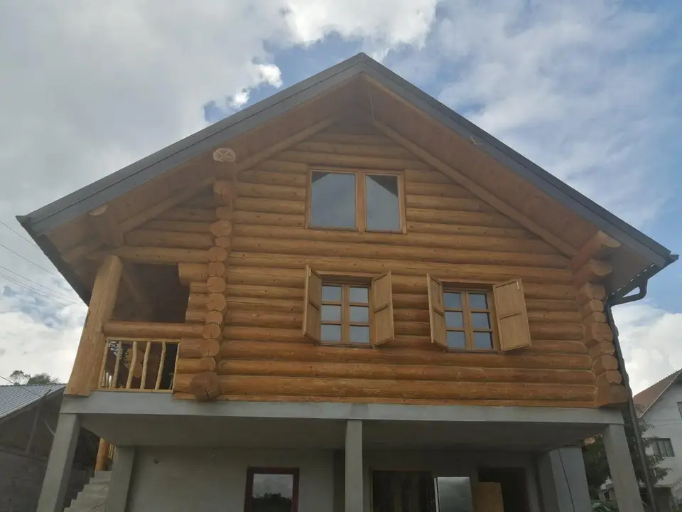 Brvnara od oblica sa balkonom