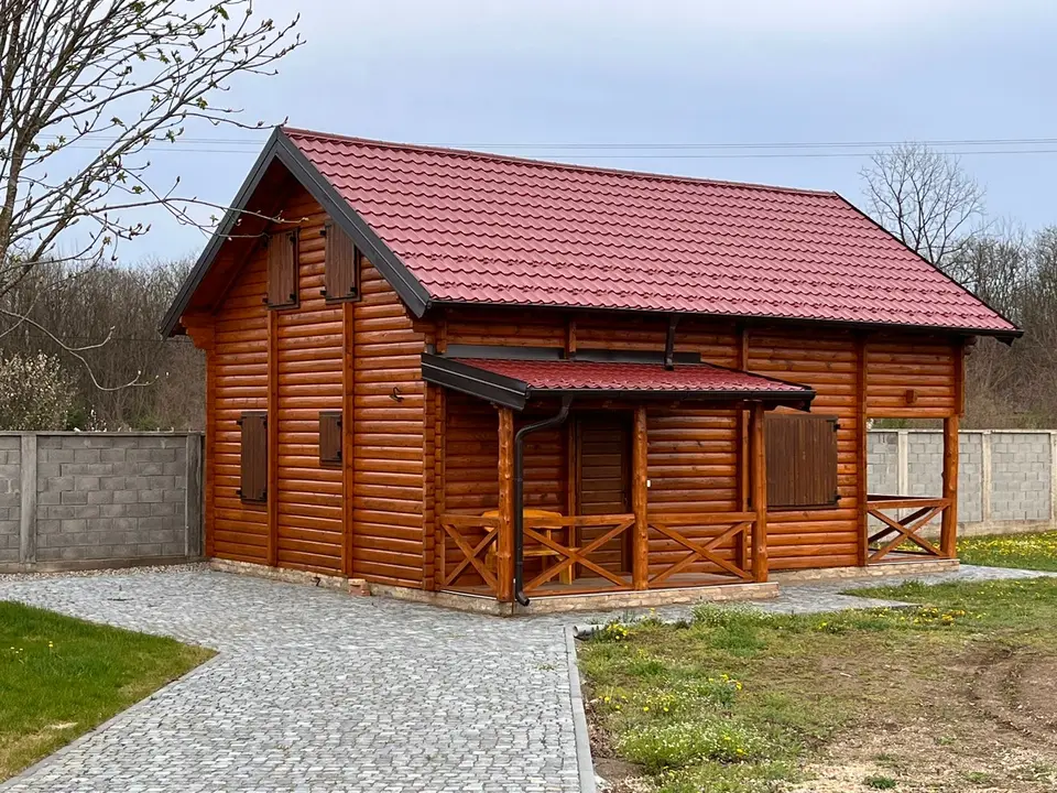 Brvnara sa crvenim krovom i trijemom