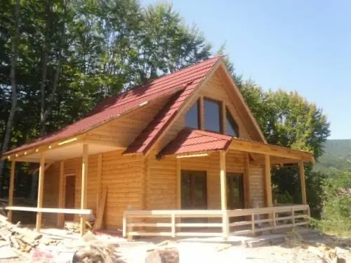 Brvnara sa trijemom oko kuće