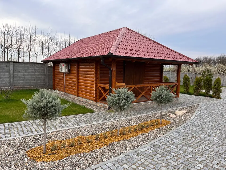 Brvnara u uređenom dvorištu