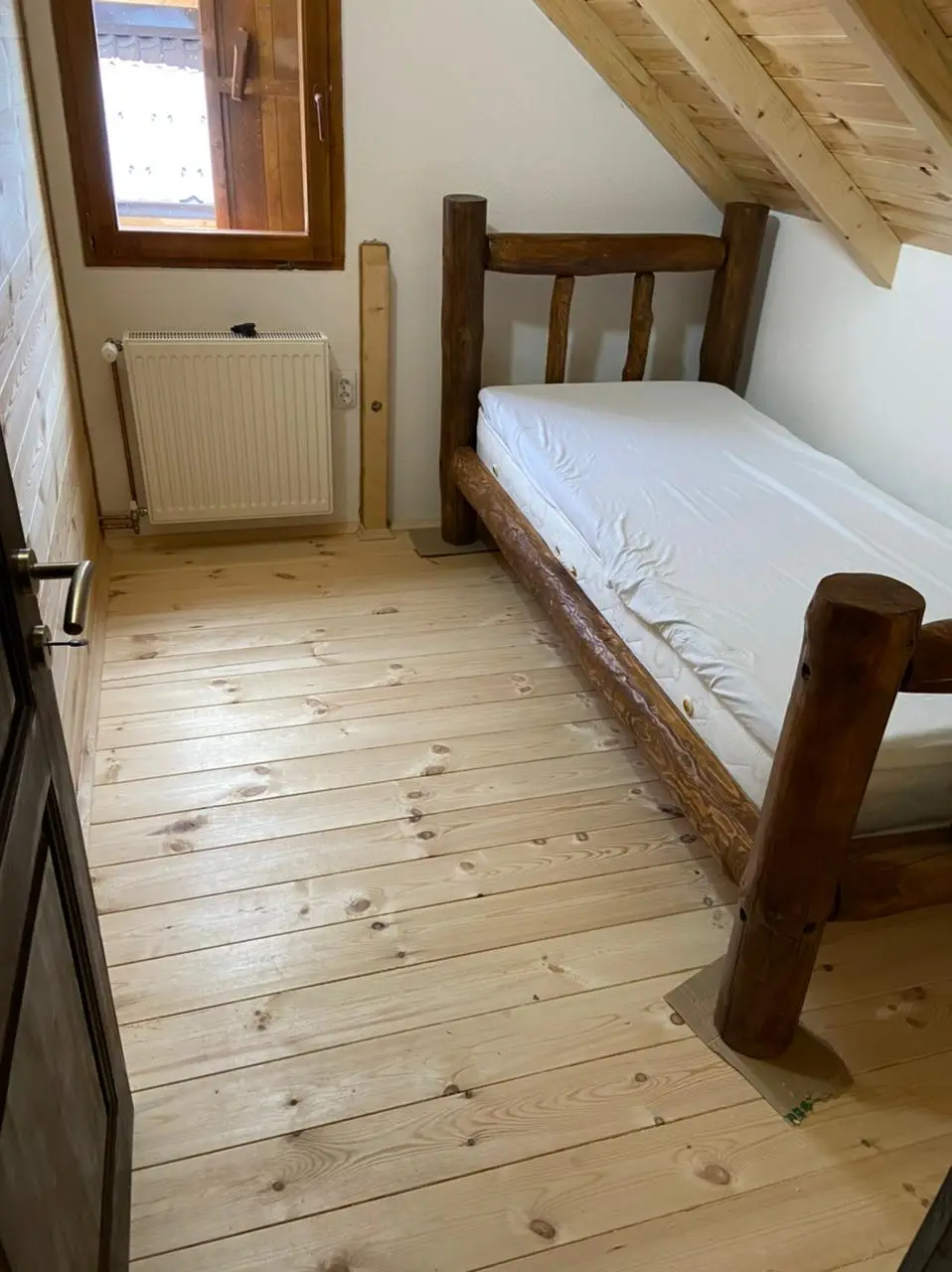 Kreveti od masivnog drveta