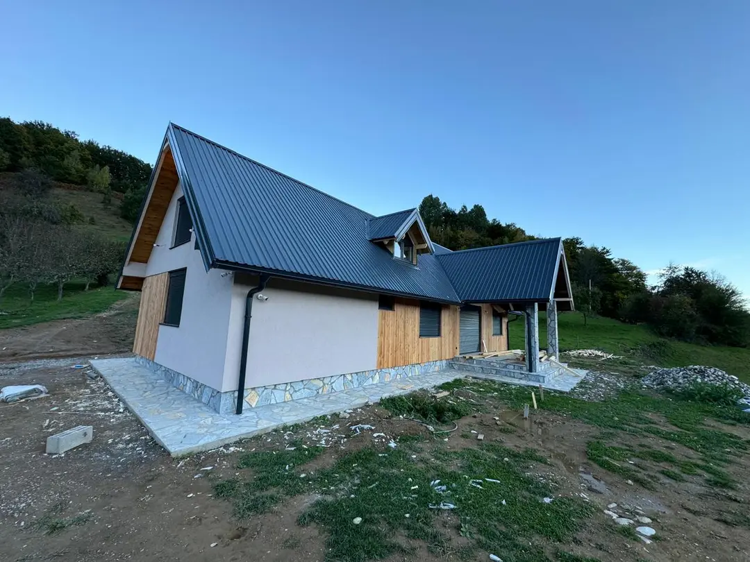 Bočna strana kuće L-osnove sa krovnim prozorima