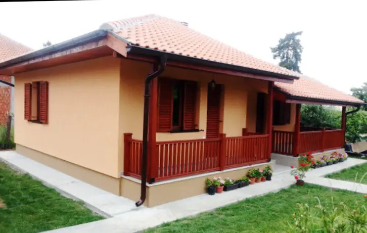 Kuća sa drvenom ogradom na trijemu