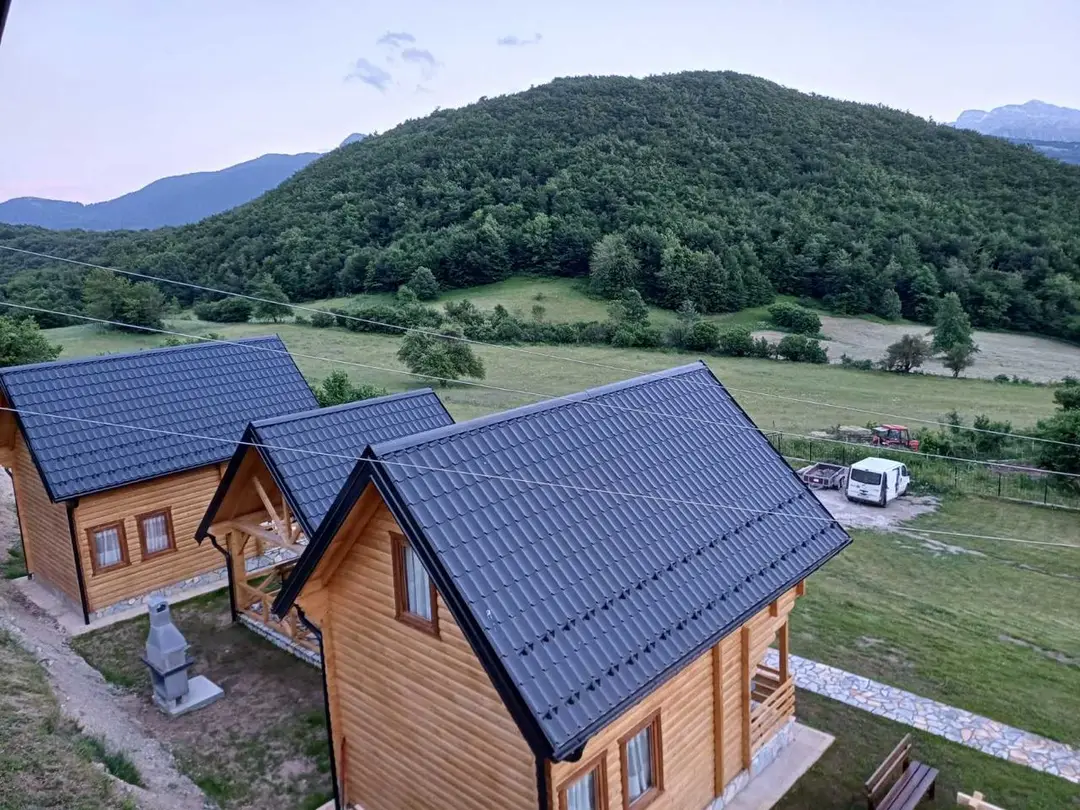 Pogled odozgo na krovove brvnara i natkrivenu terasu