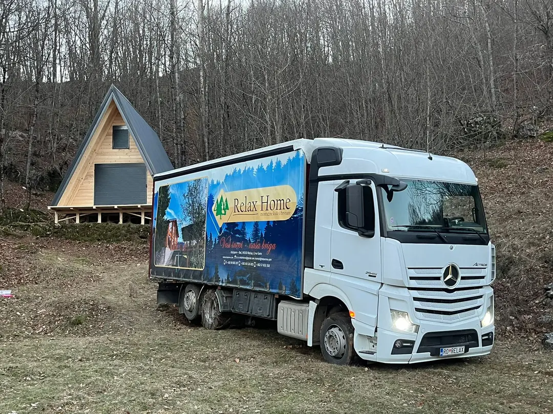 Kamion Relax Home dovozi A-frame kuću na plac u šumi