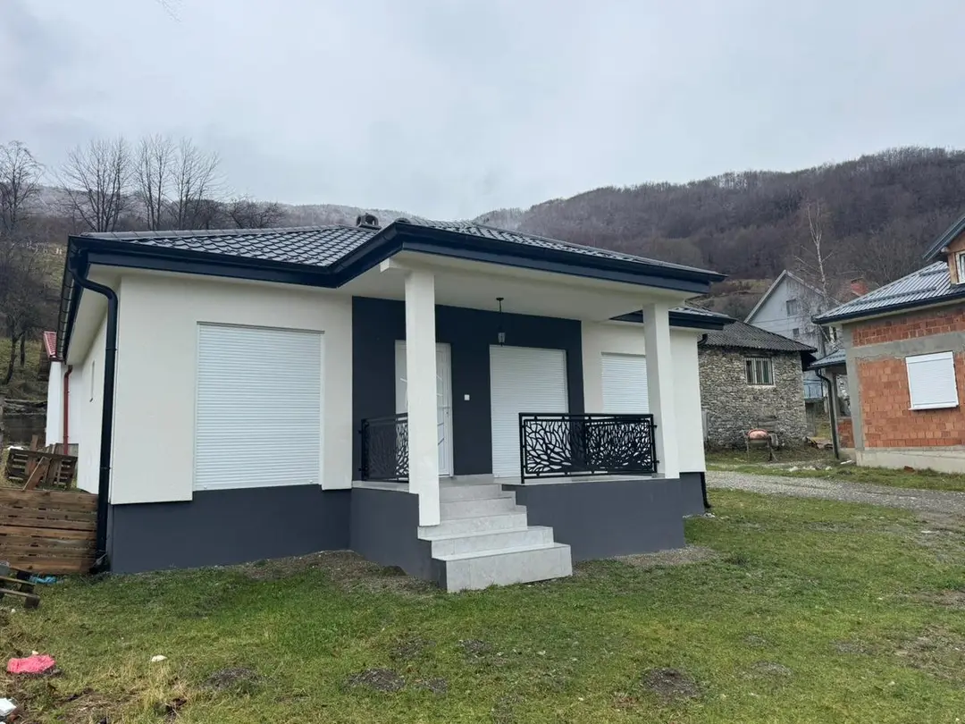 Single-storey house with a dark base and porch, side view