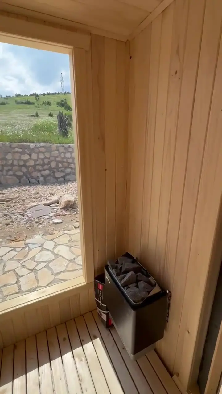 Drvena sauna sa klupama, grijačem i prozorom