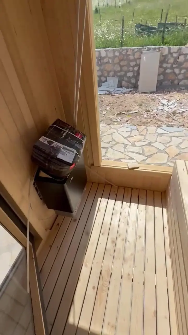 Klupe od drveta i grijač u drvenoj sauni