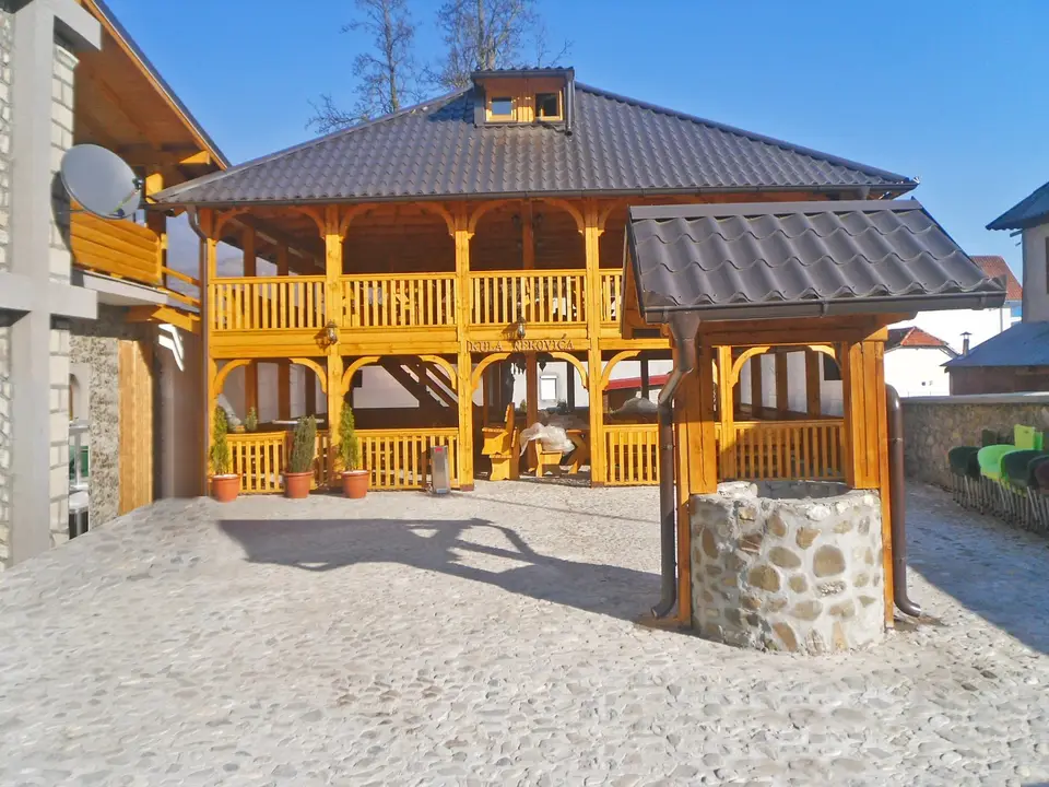 Sjenica na sprat sa bunarom