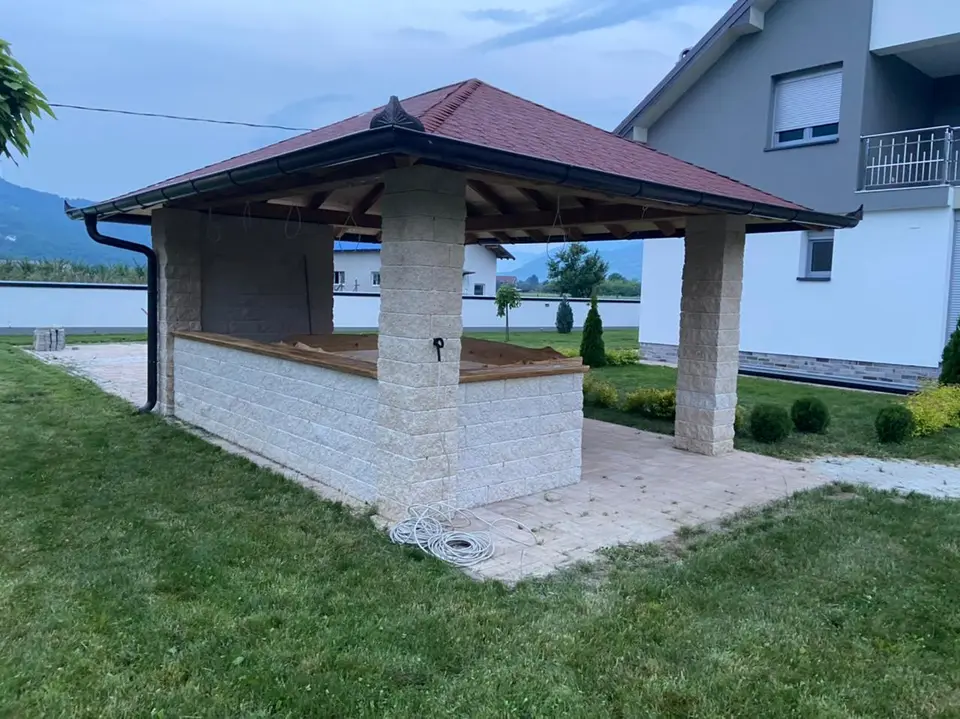 Sjenica sa kamenim stubovima