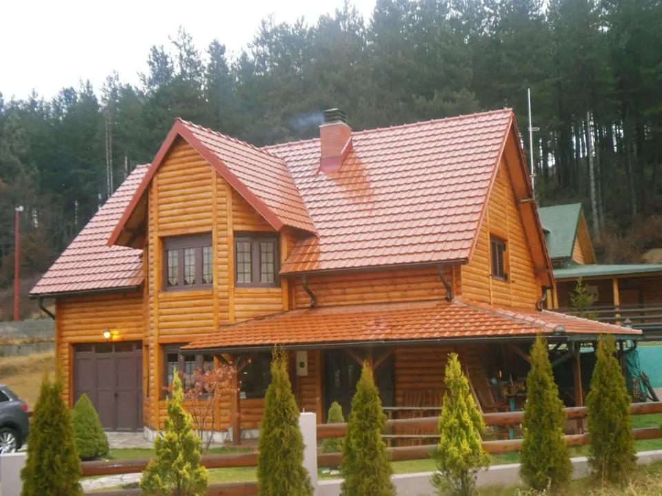 Velika brvnara sa crvenim krovom